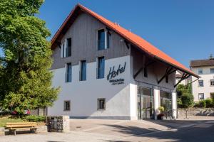 un bâtiment avec un panneau sur son côté dans l'établissement Hotel Holzscheiter, à Lottstetten