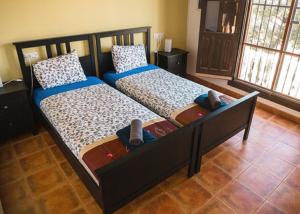 Tempat tidur dalam kamar di Private villa large pool elevated quiet secluded location, near Mojacar