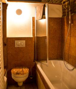 y baño con aseo, bañera y ducha. en Wirgarten Antik Hotel, en Dingolfing