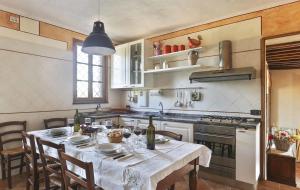 cocina con mesa y mantel blanco en La Castagnara, en Monsagrati