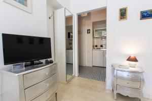 Televízia a/alebo spoločenská miestnosť v ubytovaní Rental Apartments Poznańska