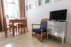 Televízia a/alebo spoločenská miestnosť v ubytovaní Rental Apartments Poznańska