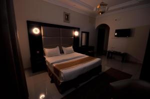 a bedroom with a large bed in a room at Ritan Apart-Hotel in Taif