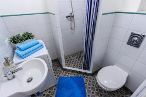 La salle de bains est pourvue d'un lavabo et de toilettes. dans l'établissement Rental Apartments Bednarska, à Varsovie