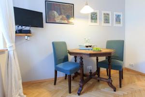 Televízia a/alebo spoločenská miestnosť v ubytovaní Rental Apartments Bednarska