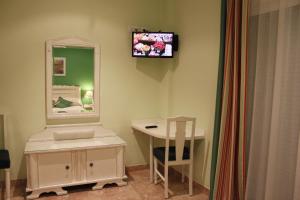 La salle de bains est pourvue d'un miroir, d'une coiffeuse et d'une table. dans l'établissement Nou Casablanca, à Vinaròs