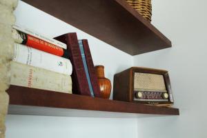uma prateleira com um rádio e livros sobre ele em Ruzafa, centro ciudad. Terraza-wifi em Valência
