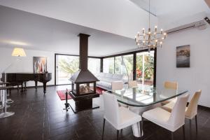 ein Wohnzimmer mit einem Glastisch und einem Kamin in der Unterkunft Can Guasch in Sant Llorenç de Balàfia