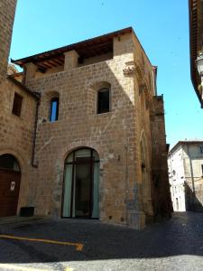 a large brick building with a window on it at Orvieto Templari Suite in Orvieto