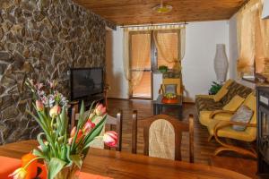 魯容貝羅克的住宿－Chata Alpina，客厅配有沙发和桌子