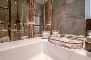 Kamar mandi di Bairro House Lisbon Charming Suites