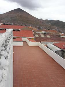 uma vista para uma cidade a partir do telhado de um edifício em Hostal Tukos La Casa Real em Potosí