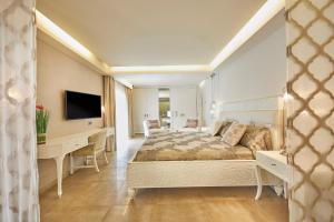 Televízia a/alebo spoločenská miestnosť v ubytovaní Boutiquehotel El Coto