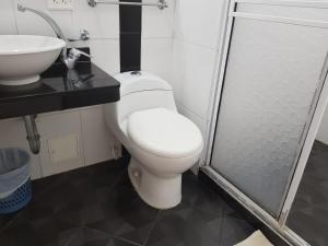 a bathroom with a toilet and a sink at Artur Hostel in Cartagena de Indias