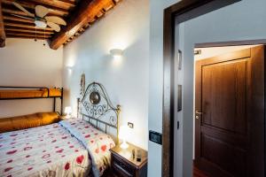 una camera con letto e porta in legno di Agriturismo il Noce a Castiglione dʼOrcia