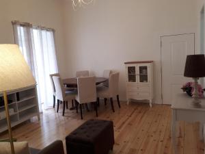 comedor con mesa y sillas en Crisapartment en Lisboa