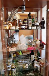 a shelf filled with lots of different types of food at Retiro Terrasol in Tó