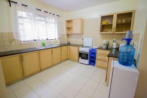 Virtuvė arba virtuvėlė apgyvendinimo įstaigoje Tawaa Furnished Apartment