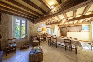 un grand salon avec une table et des chaises dans l'établissement Le Clos Tilia, à Cléry-Saint-André