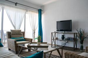 sala de estar con sofá y TV en Ancla views FREE WIFI, en Callao Salvaje