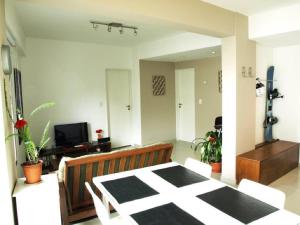 a living room with a table and a tv at BarilocheCentro I in San Carlos de Bariloche