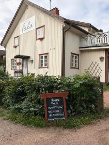 un edificio con una señal delante de él en Hotel Palo, en Naantali