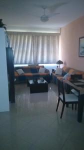 ein Wohnzimmer mit einem Sofa und einem Tisch in der Unterkunft Paradise Room in Rio de Janeiro