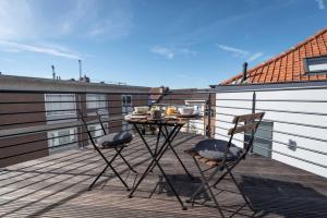 eine Terrasse mit einem Tisch und Stühlen auf dem Balkon in der Unterkunft Apartments Brussels Airport in Zaventem