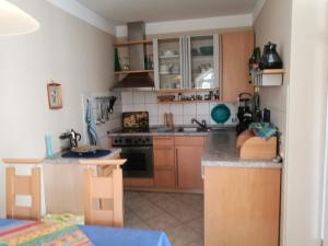 a kitchen with wooden cabinets and a counter top at 2-Zimmer Ferienwohnung im Zentrum von Binz in Binz