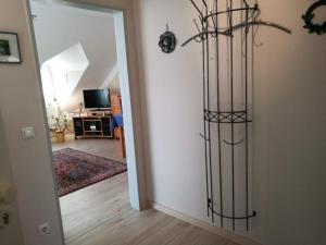 a room with a hallway with a wall at 2-Zimmer Ferienwohnung im Zentrum von Binz in Binz +4 photos