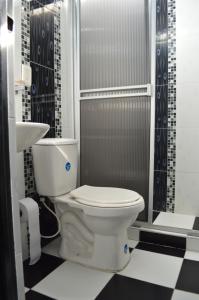 uma casa de banho com um WC e um chuveiro em Hotel San Pedro em Neiva