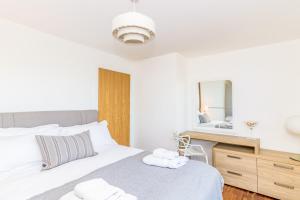 a bedroom with a bed and a mirror at Oxfordshire Living - The Monroe Apartment - Oxford in Oxford