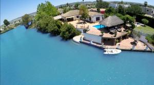 eine Luftansicht eines Hauses auf einem großen Wasserkörper in der Unterkunft Espectacular casa con embarcadero in Arcos de la Frontera