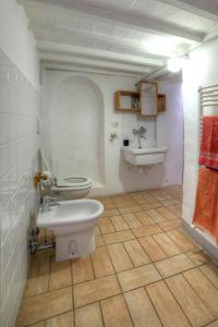 une salle de bain avec toilettes et lavabo dans l'établissement Stilmoderno Nice Apartment in Siena's Historic Center, Just Steps from Piazza del Campo, à Sienne 19 autres photos
