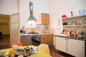 cocina con mesa y mantel amarillo en Stilmoderno, en Siena
