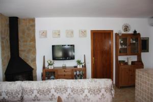 a living room with a couch and a television at Casa Mireia i Paula in Riumar