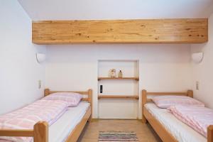 Łóżko lub łóżka w pokoju w obiekcie Ski In-Ski Out - Gästehäuser Saalbach-Hinterglemm - Wallegghof Christianhof
