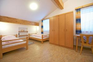 Łóżko lub łóżka w pokoju w obiekcie Ski In-Ski Out - Gästehäuser Saalbach-Hinterglemm - Wallegghof Christianhof