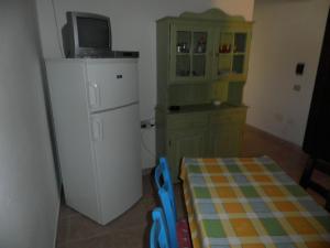 テルテニーアにあるSu Concaliのキッチン(冷蔵庫、テレビ、テーブル付)