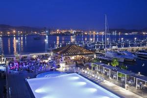 uma vista para uma marina à noite com uma multidão de pessoas em Madyson Sailing em La Spezia