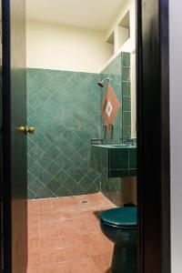 Un baño con ducha, inodoro y lavabo. en Departamento familiar, en Playa del Carmen 11 fotos más