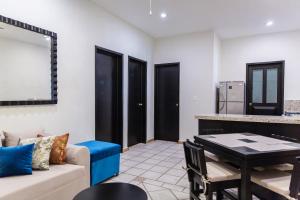 una sala de estar con un sofá y una mesa en Departamento familiar, en Playa del Carmen