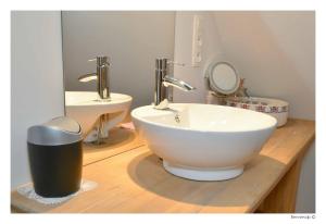 a bathroom with a bowl sink and a mirror at Geetkotmolenhoeve in Lochristi