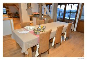 een eettafel en stoelen met een tafel bij Geetkotmolenhoeve in Lochristi
