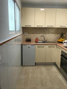 Kuchyňa alebo kuchynka v ubytovaní Apartamentai