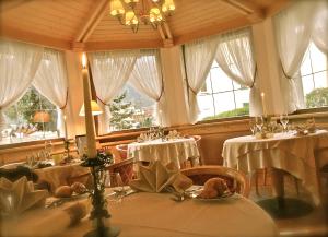 A restaurant or other place to eat at Il Piccolo Dolomiti Resort