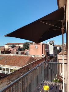 a black patio umbrella on top of a balcony at Appartamento Rio de la Fornace in Venice