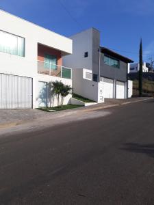 an empty street in front of a white building at Suíte Triplex in Capitólio