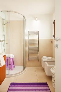 ein Badezimmer mit einer Dusche und einem lila Teppich in der Unterkunft Aura CaseSicule, only for Sea View Lovers, Modern Style Apartment in City Center, Wi-Fi in Pozzallo