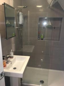 Koupelna v ubytování Apartment 4, Cornerhouse Apartments + 8 fotografií